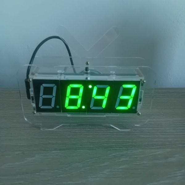 Ceas cu afișaj verde